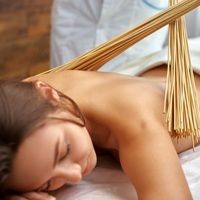 Расслабляющий массаж бамбуковыми веничками для двоих